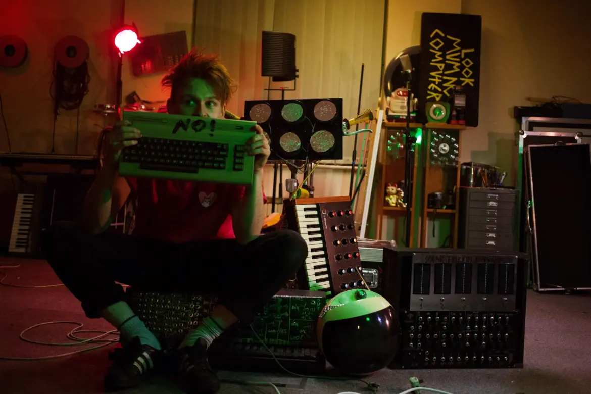 Exploring Look Mum No Computer: DIY Tech Innovation