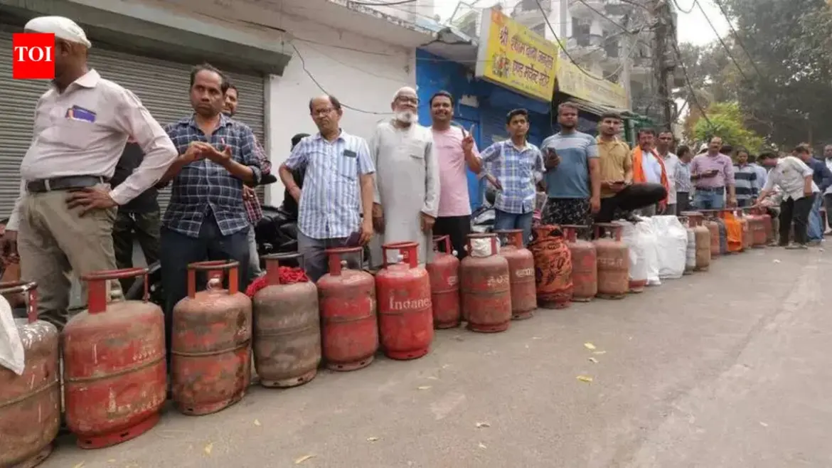 Indane Gas Booking Issues Cause Long Queues in Lucknow