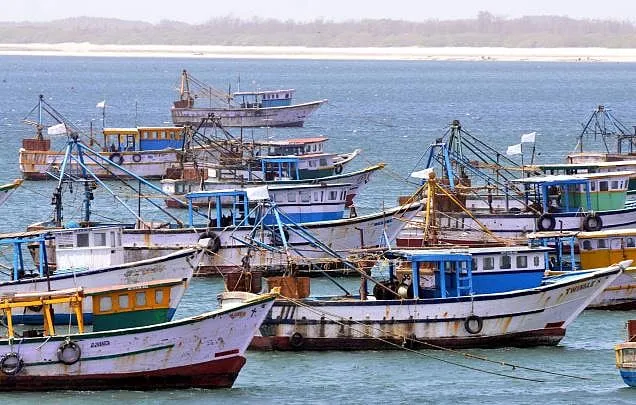 கடற்படை: Sri Lankan Navy Arrests 12 Fishermen in Karaikal Waters