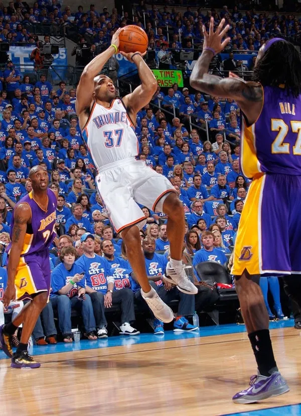 Thunder vs Lakers: Oklahoma City Dominates in 139-96 Victory